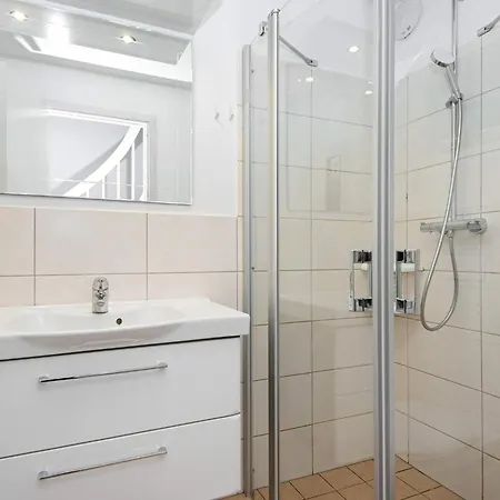 4 Person In Nyaraló *